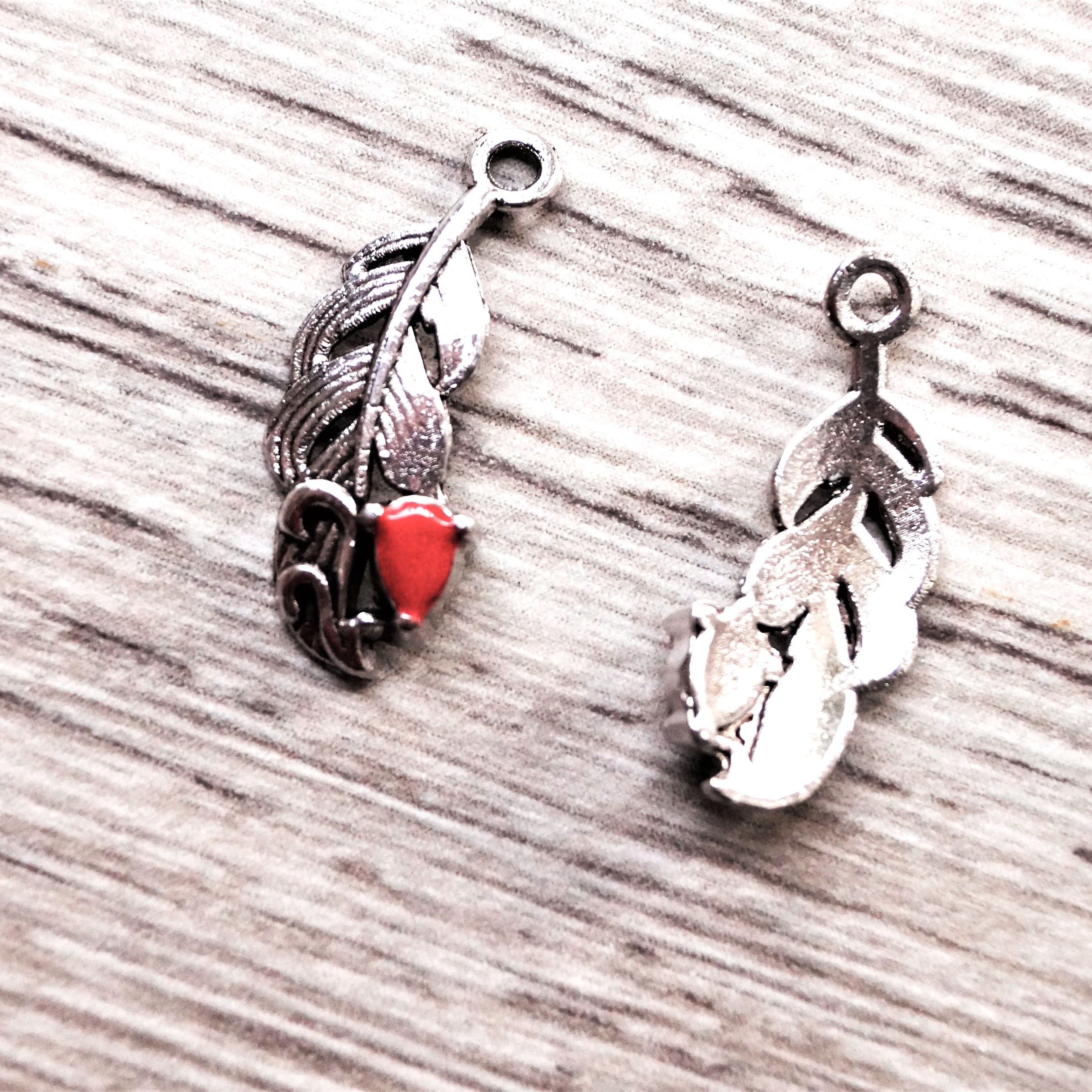 Lot de 5 pendentifs plume argentée avec émail coloré 21x9mm – Image 4
