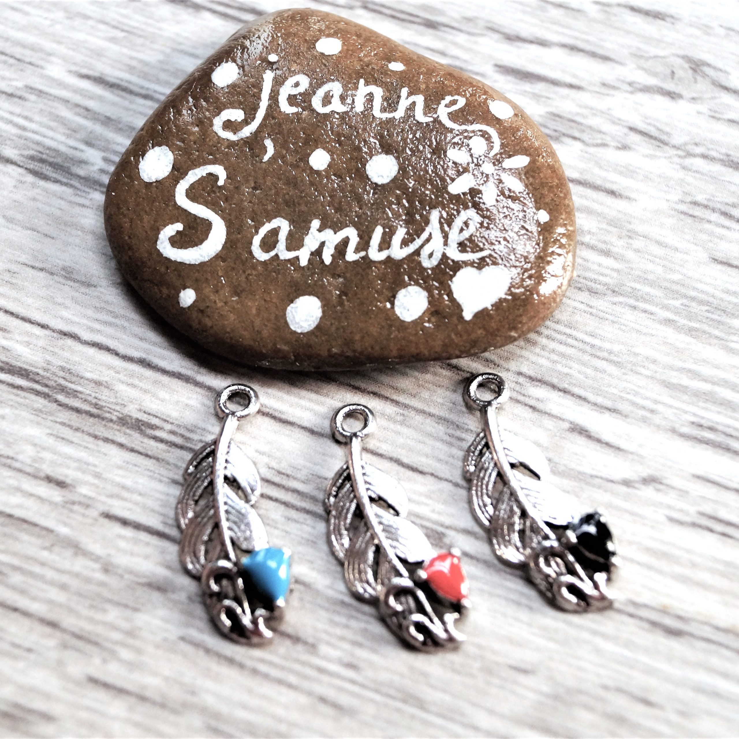 Lot de 5 pendentifs plume argentée avec émail coloré 21x9mm – Image 2