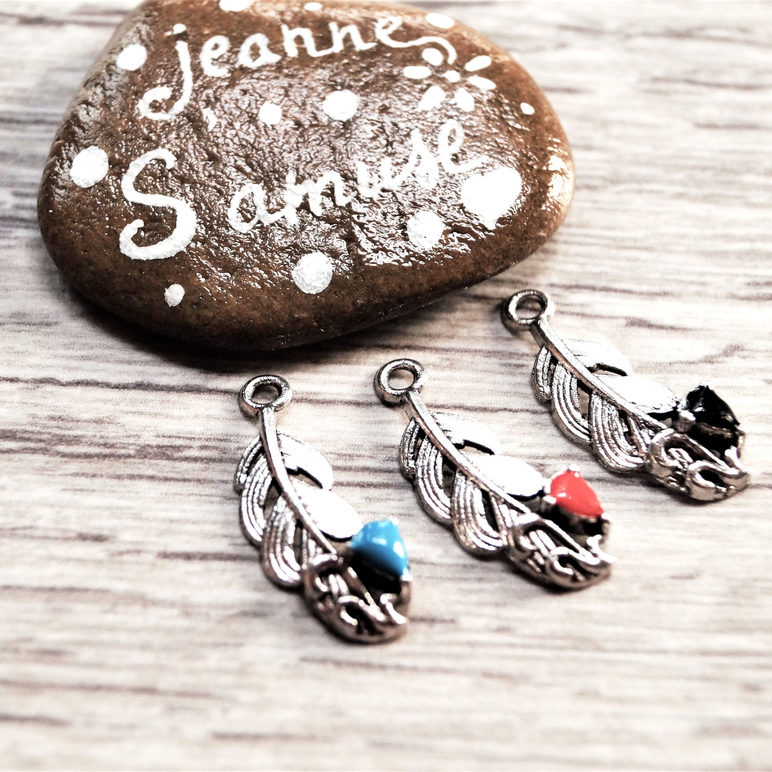 Lot de 5 pendentifs plume argentée avec émail coloré 21x9mm – Image 9