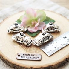 Pendentifs voitures en métal argenté 24*9 mm par lot de 4
