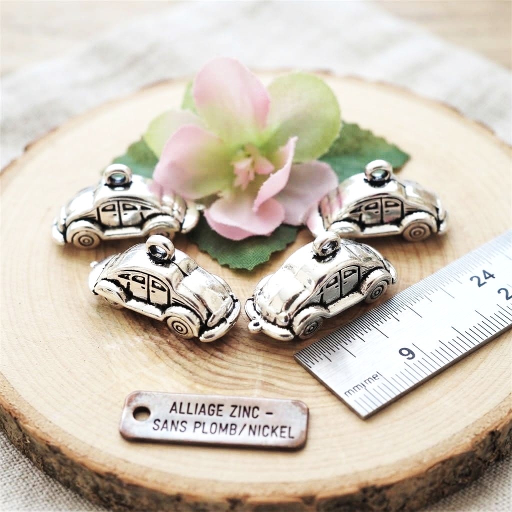Pendentifs voitures en métal argenté 24*9 mm par lot de 4