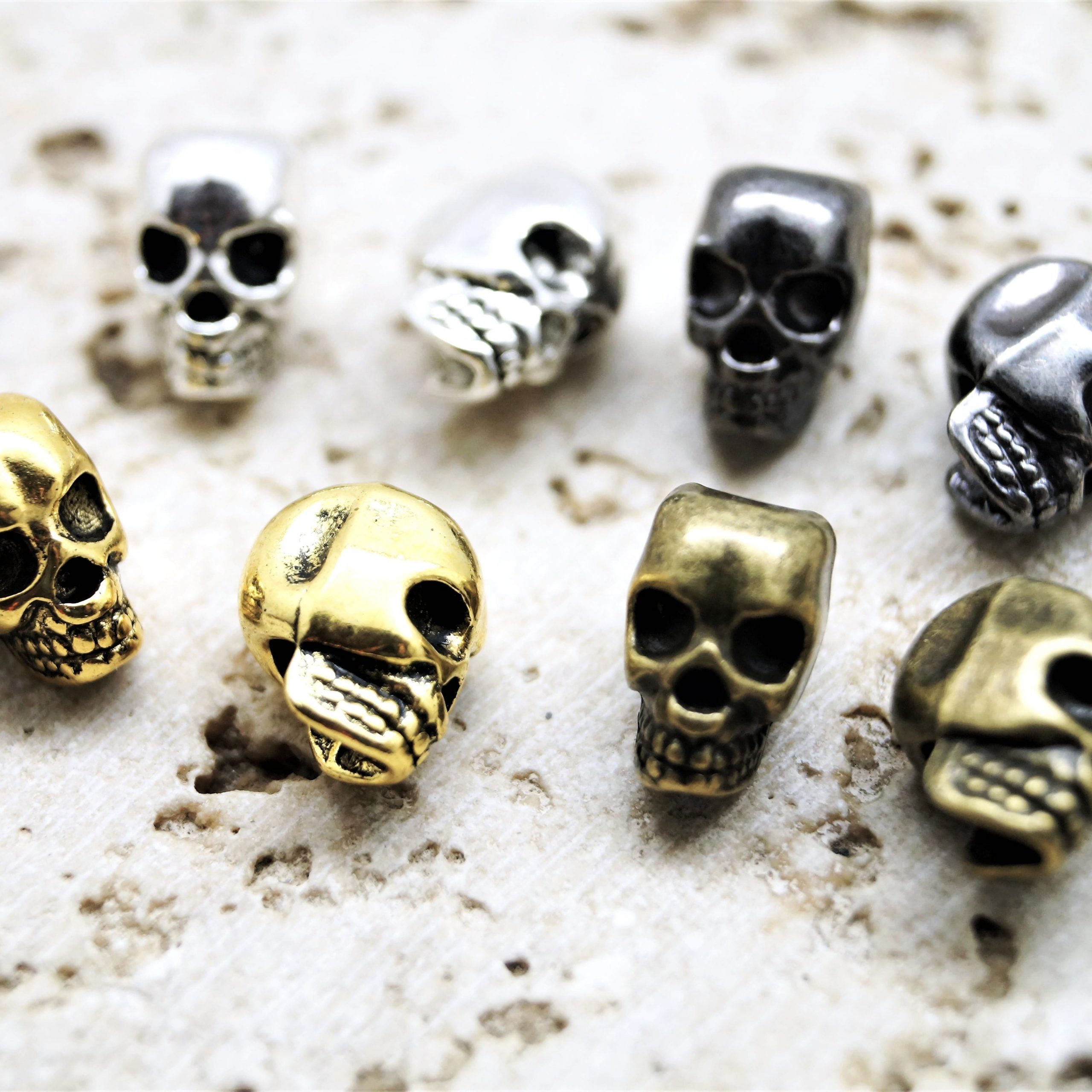 Lot de 4 Perles têtes de mort métal 3D 12*8 mm – Image 2