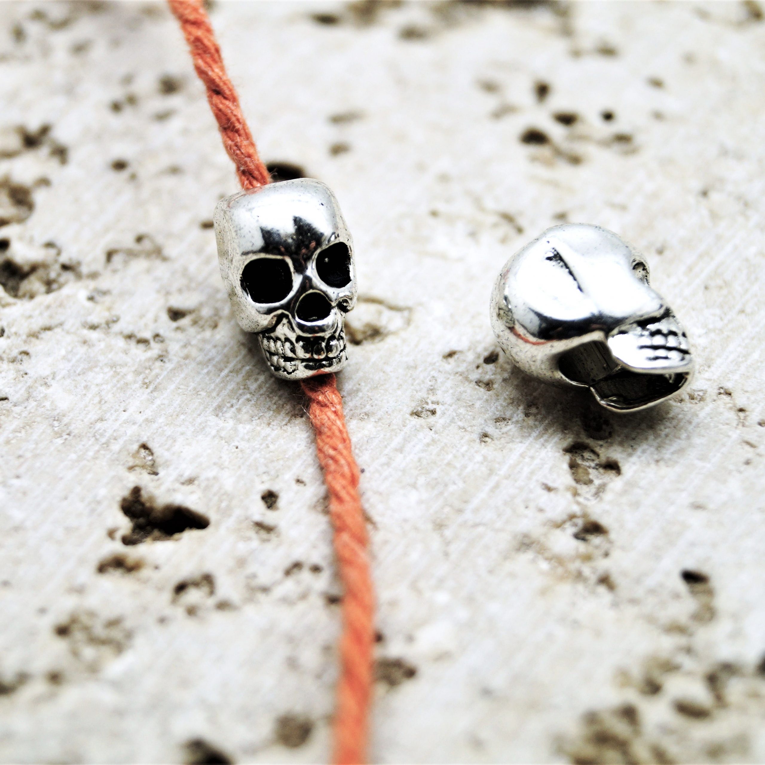 Lot de 4 Perles têtes de mort métal 3D 12*8 mm – Image 6