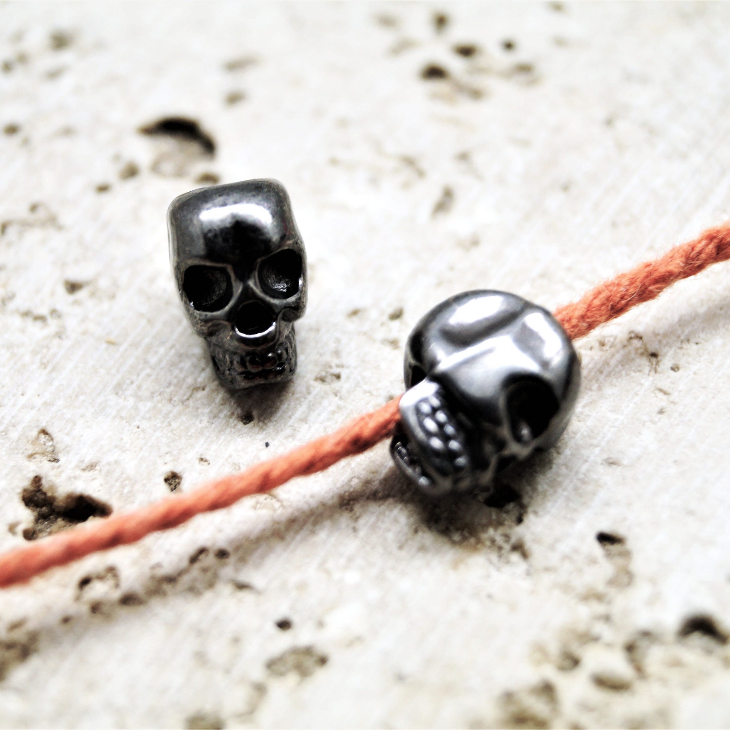 Lot de 4 Perles têtes de mort métal 3D 12*8 mm – Image 4