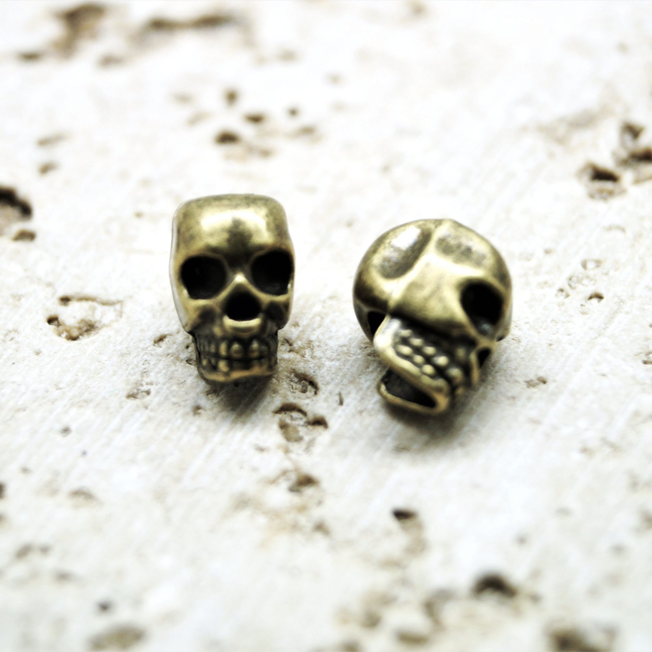 Lot de 4 Perles têtes de mort métal 3D 12*8 mm – Image 9