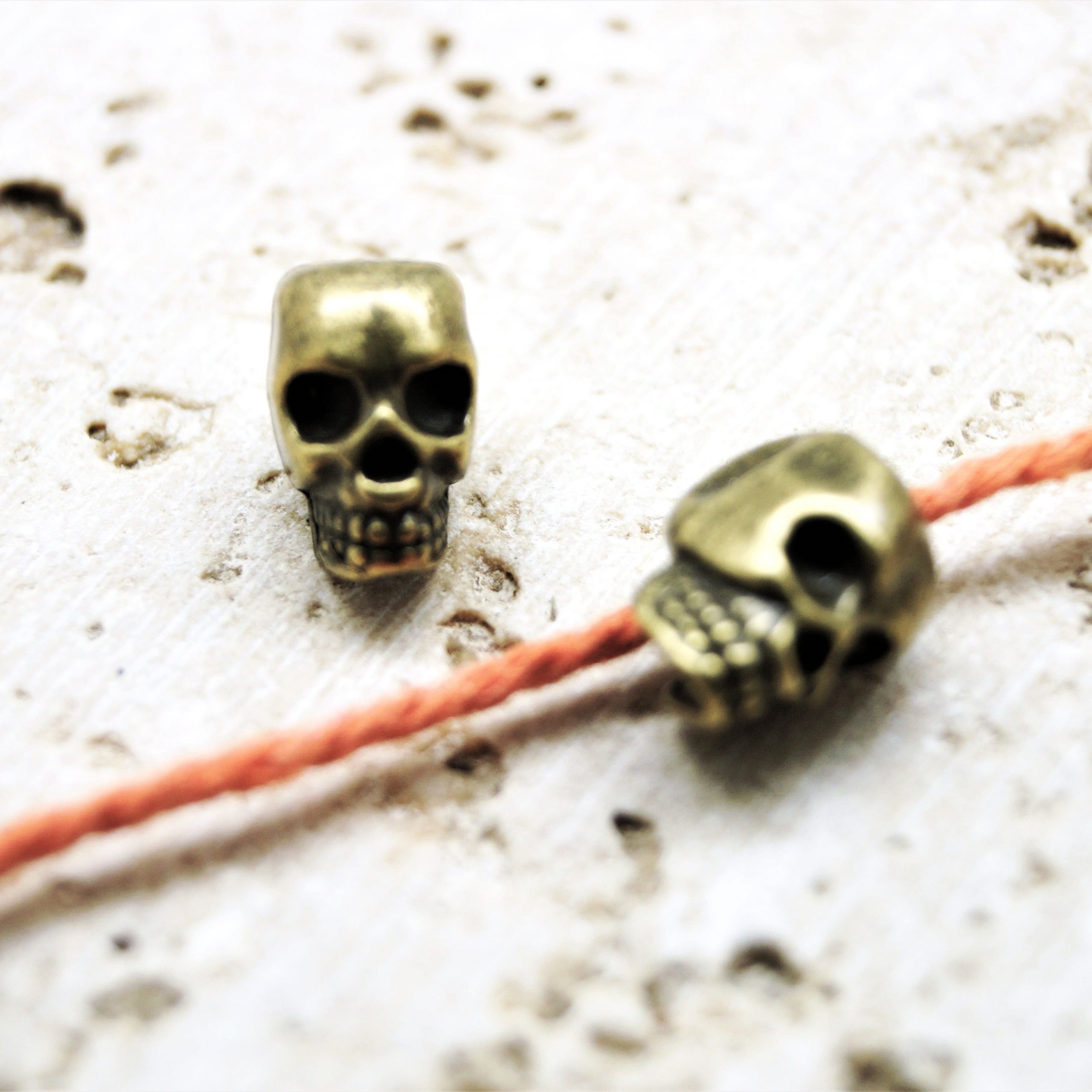 Lot de 4 Perles têtes de mort métal 3D 12*8 mm – Image 3