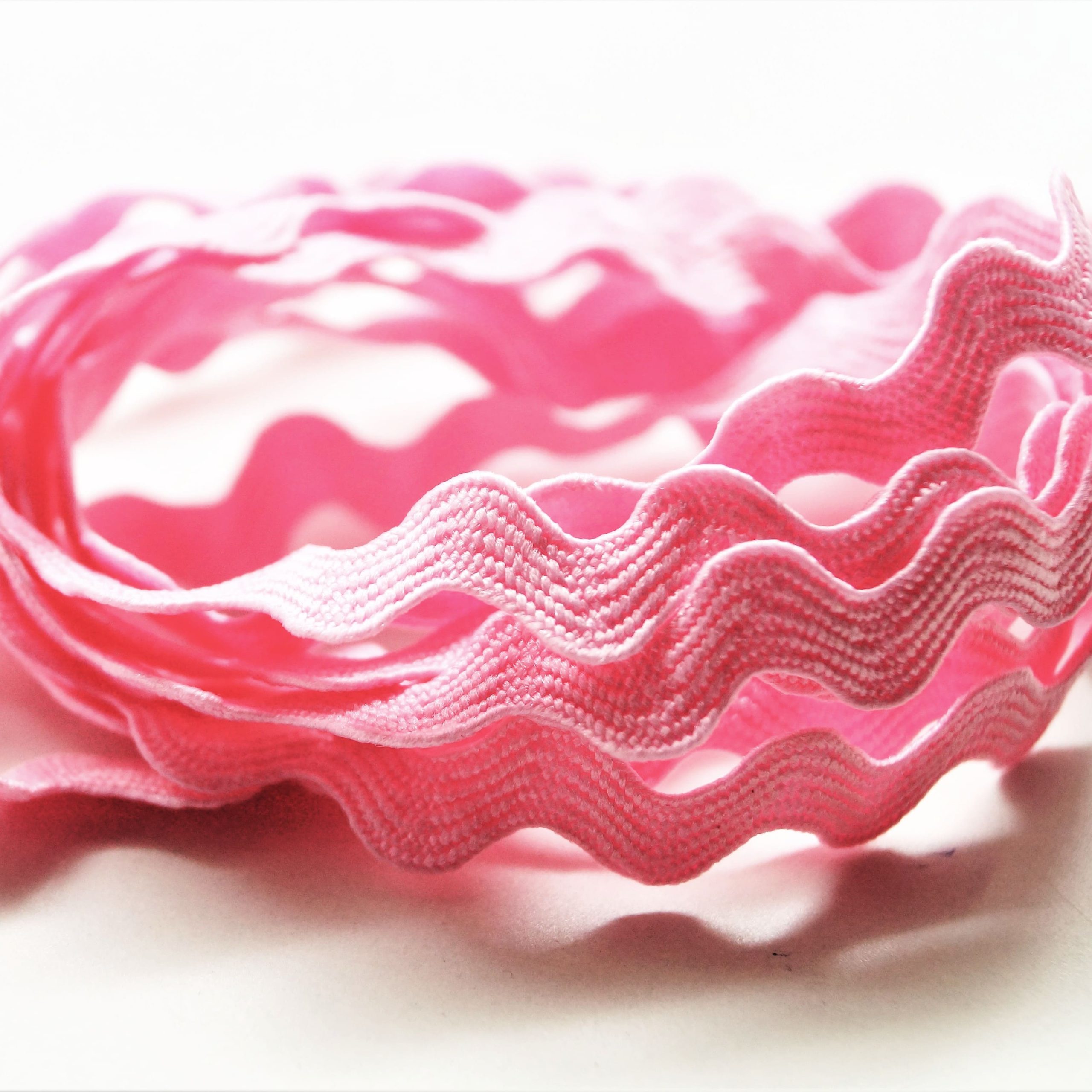 Ruban Zig Zag 5mm en coupon de 4 mètres rose ou bleu – Image 4